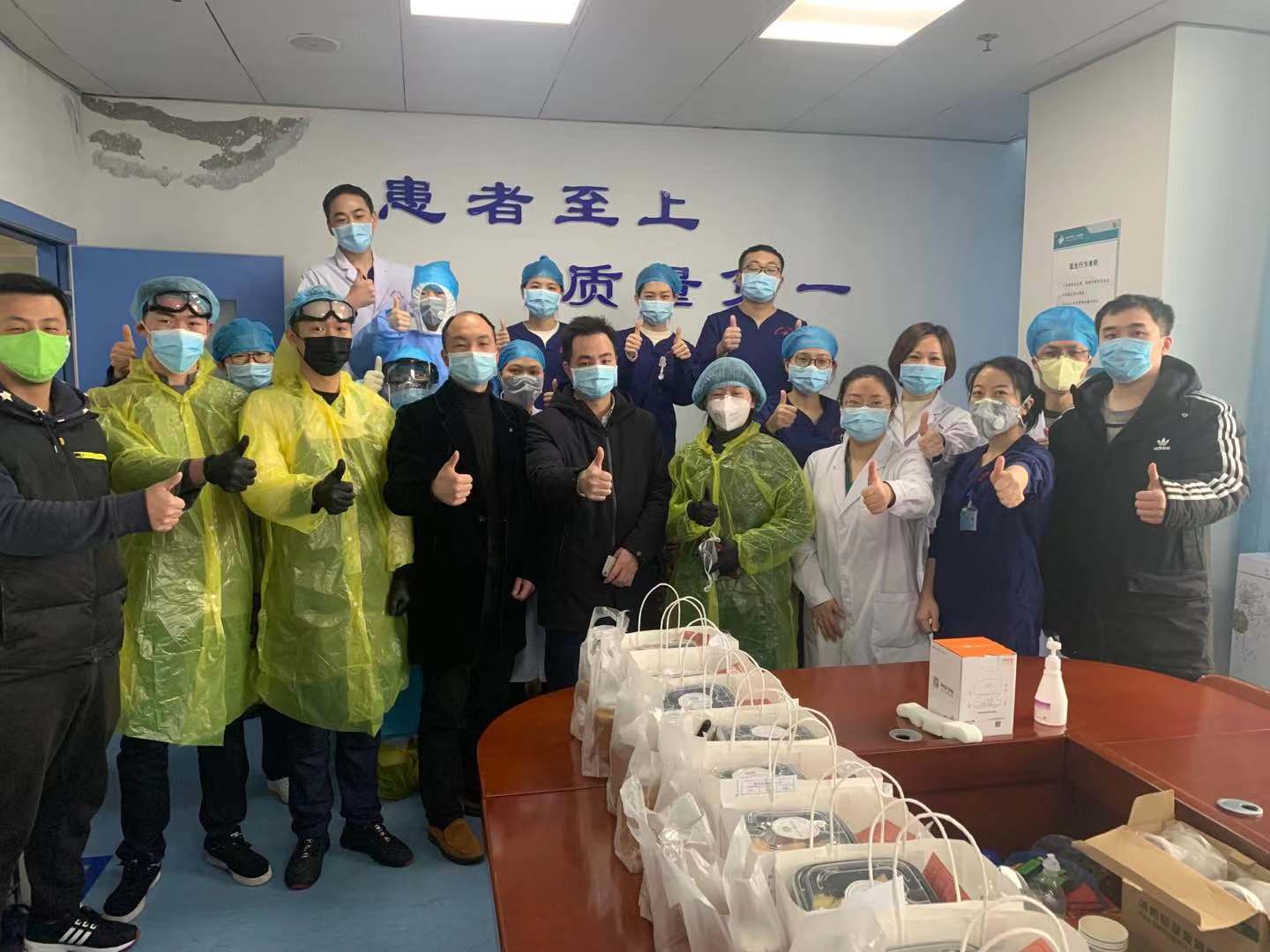 與郴州市第一人民醫(yī)院合影(圖只有這么大).jpg 與郴州市第一人民醫(yī)院合影(圖只有這么大).jpg