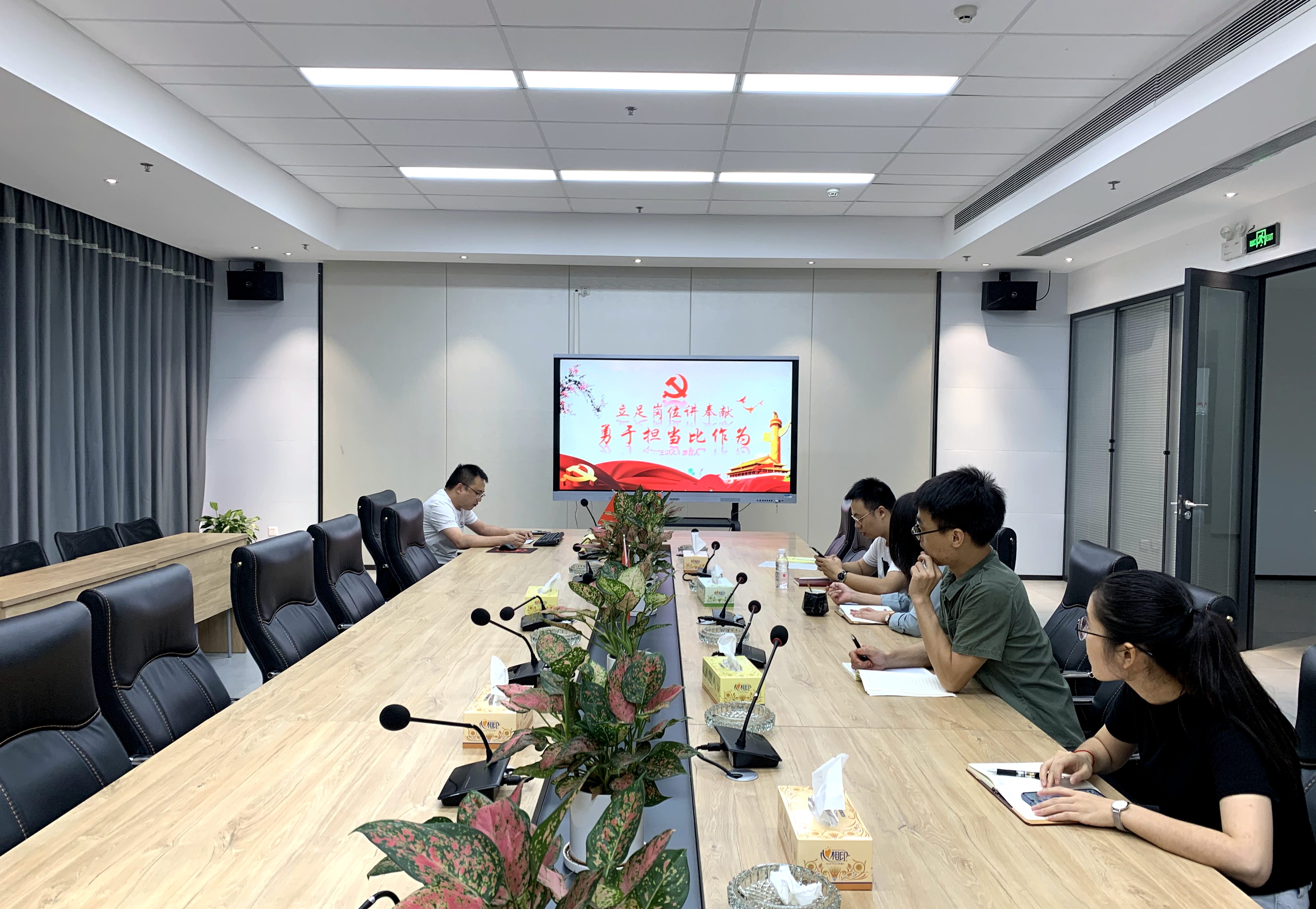 20200804  黨員思想受洗禮，會戰(zhàn)攻堅勇?lián)?dāng)——東璽臺項目黨支部開展支部書記講黨課活動1.JPG