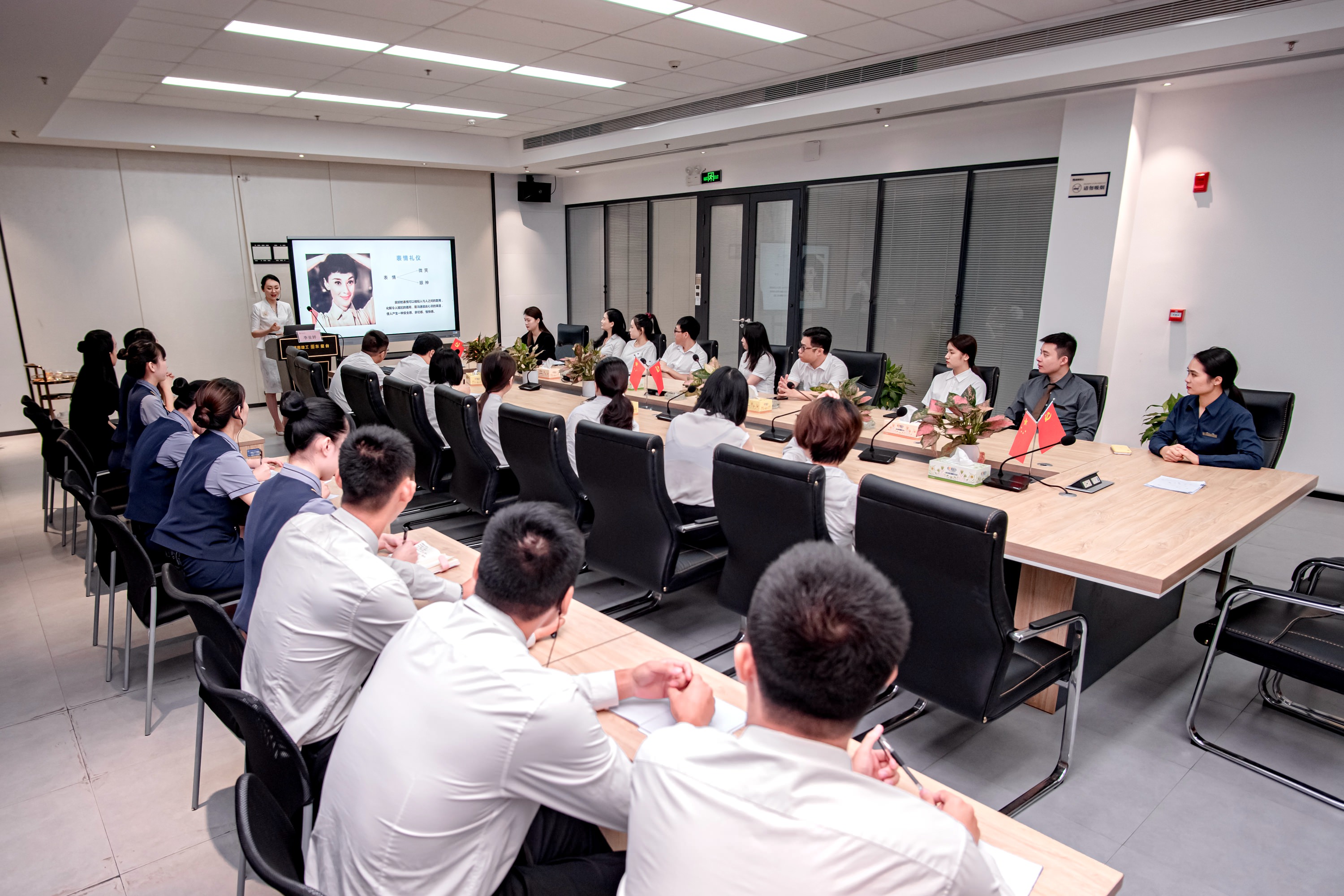 禮儀培訓(xùn)1.jpg 禮儀培訓(xùn)1.jpg