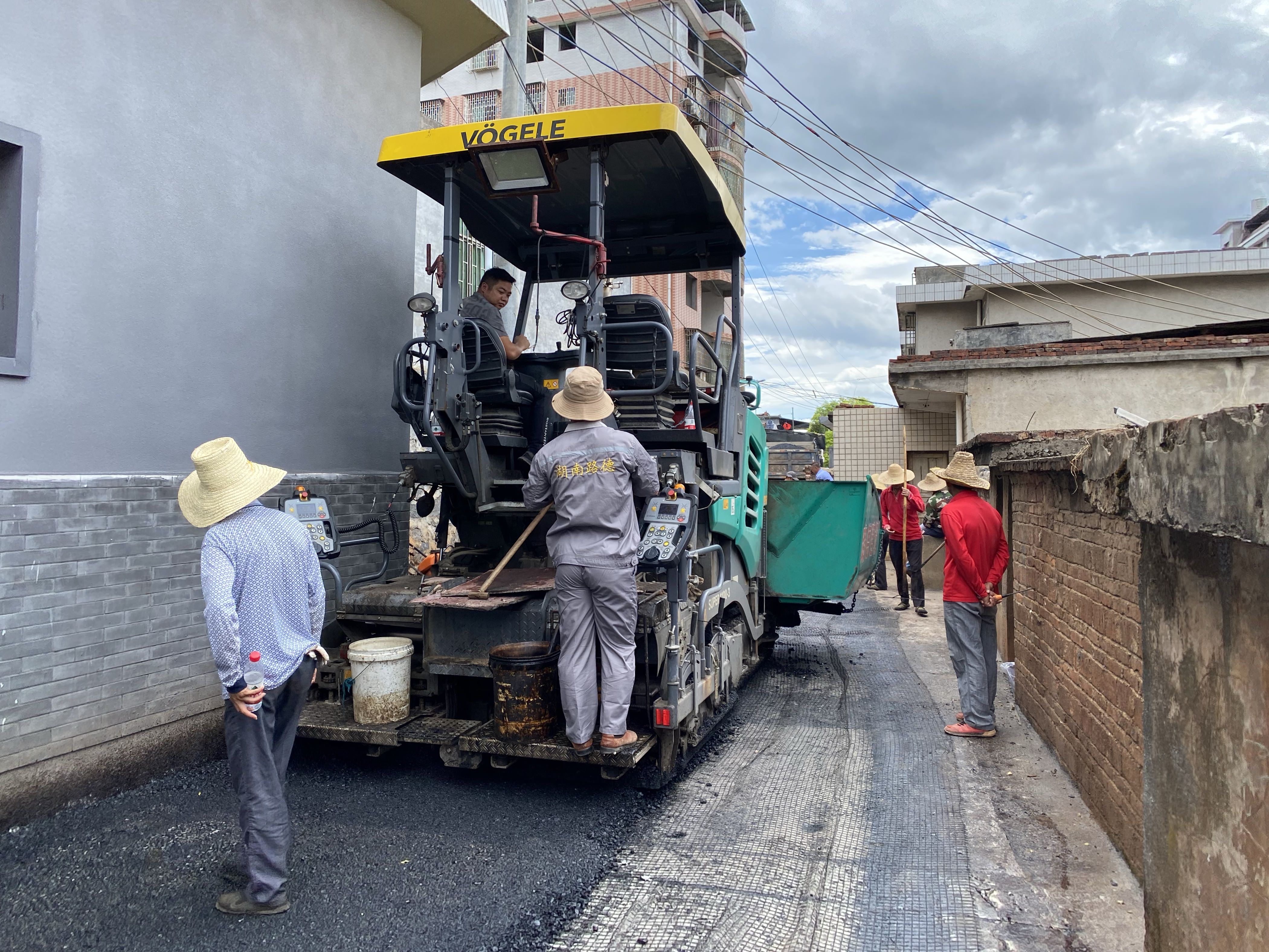 C:\Users\Lenovo\Desktop\20200820  2篇新聞\20200820  舊貌換新顏  桂陽“三供一業(yè)”完成瀝青攤鋪工作節(jié)點\1.JPG