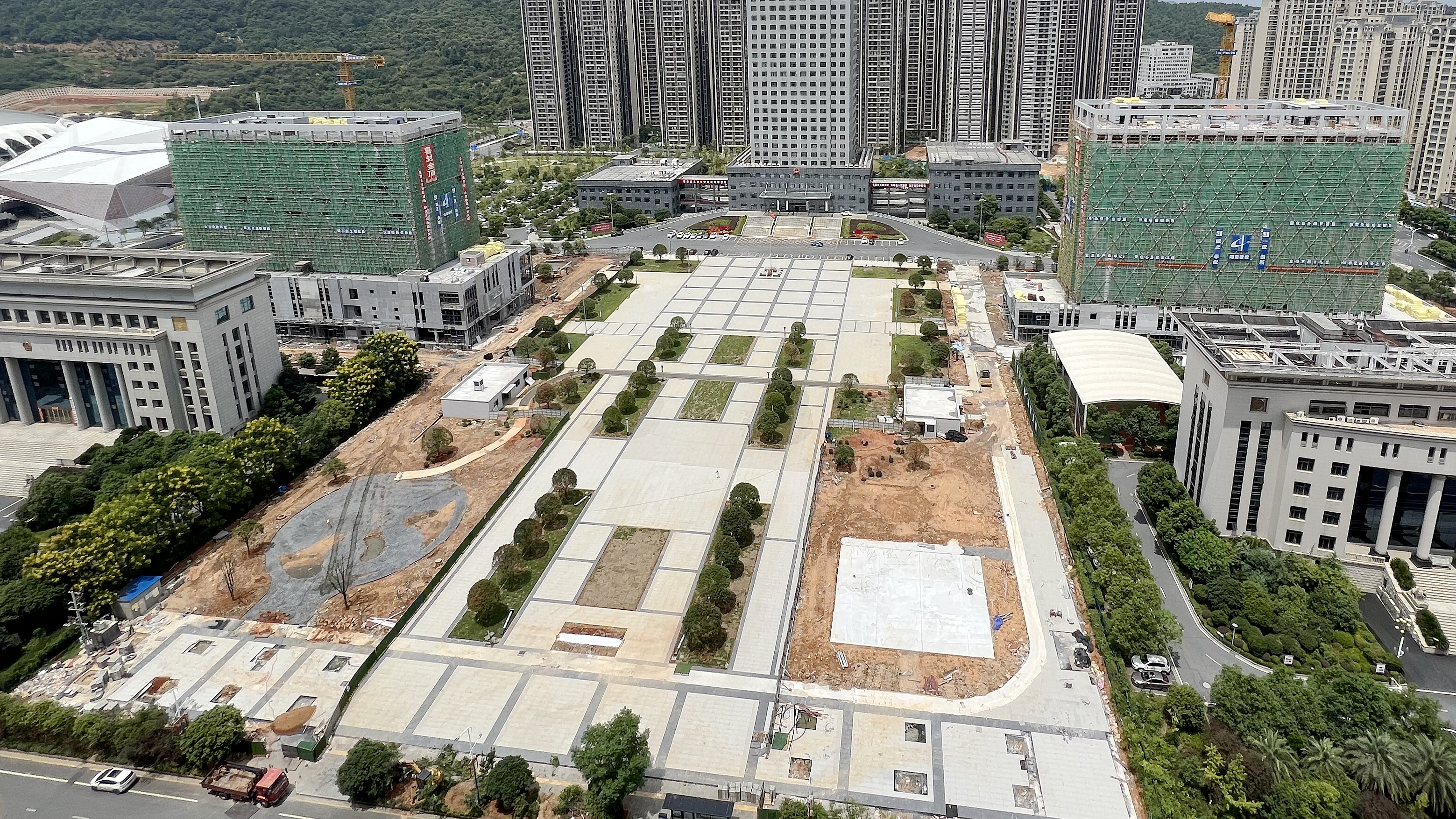 2023年8月20日  公寓樓、綜合樓室內(nèi)內(nèi)墻抹灰，外墻真石漆、幕墻施工，室外雨污水管井施工.jpg